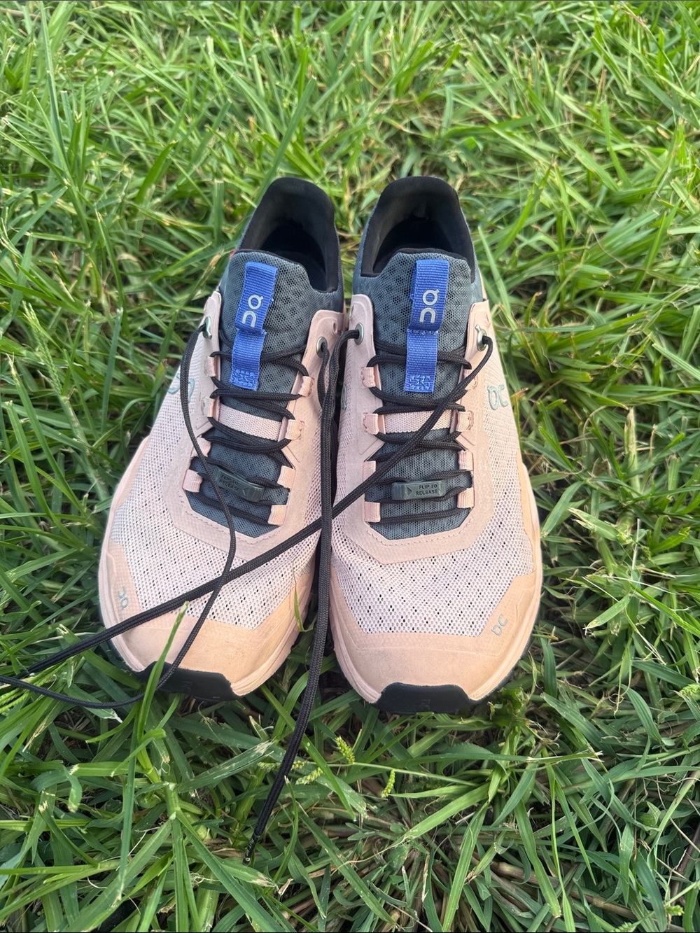 On Running Women's Trail Shoe in Blush Pink size 7 - Picture 2 of 5